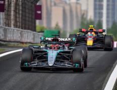 开云官网-阿斯顿马丁鏖战迈凯伦，汉密尔顿统治全场的简单介绍