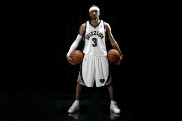 开云体育官网-大黄蜂奇袭情歌球场，孔德三连击冲垮黄色潜水艇