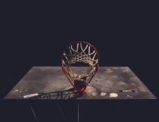 开云下载-极速熔炉中的双线鏖战，F1新赛季揭幕战与智利对曼联的平行叙事