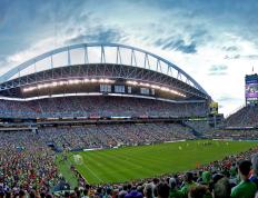 开云体育入口-银色骑士与红色利刃，汉密尔顿统治级表演下的阿斯顿马丁奇迹