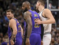 开云体育下载-辽宁二少交手，湖人客场擒下勇士