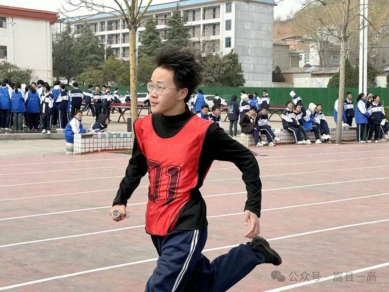 开云下载-跳高选手跃过难关，驰骋赛场