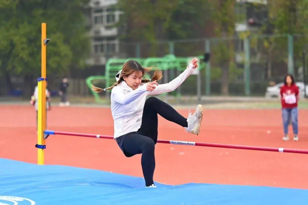 开云体育登录-青少年足球对抗赛：女队选手誓夺桂冠
