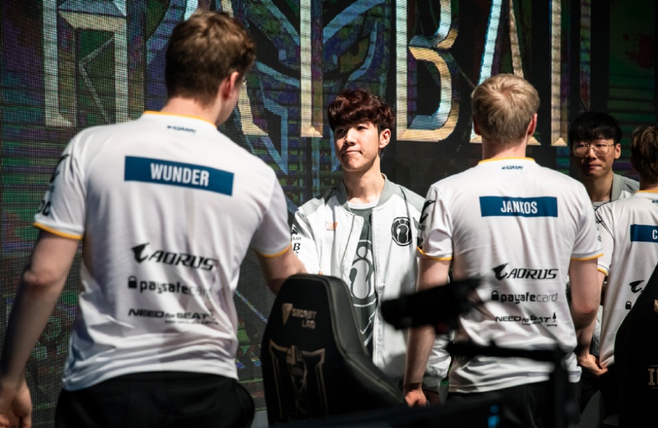 开云体育下载-LGD碾压FPX，Jankos操刀奇招英雄翻盘顶尖较量2025世界赛，留下经典瞬间的简单介绍