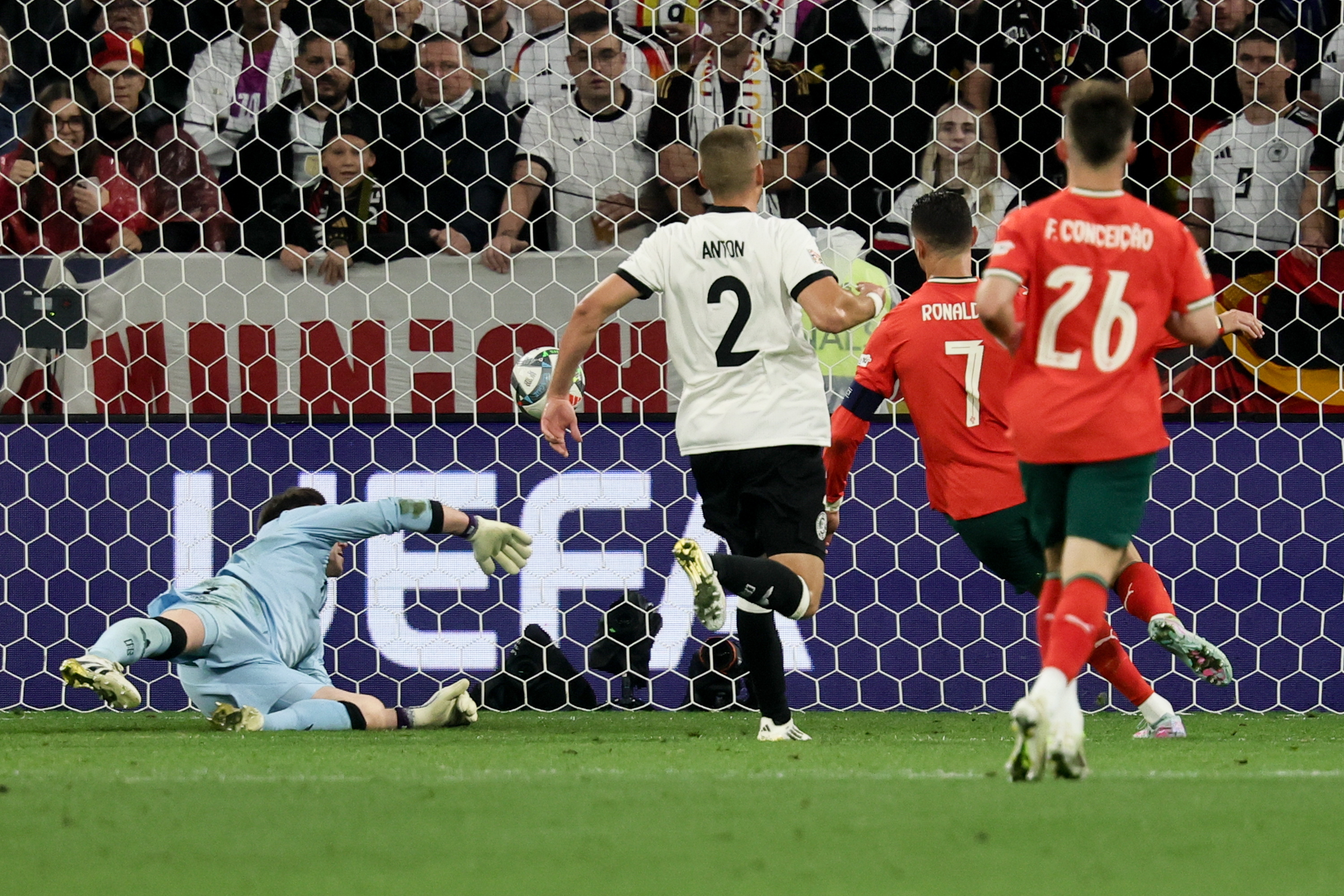 开云官网-葡萄牙队欧洲杯出局,四强梦碎的简单介绍